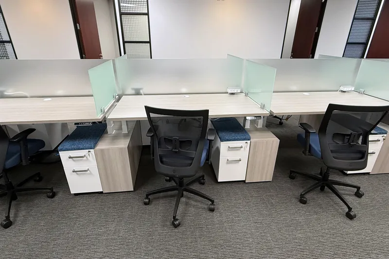 Benching desks with glass privacy screens and mobile pedestals, advisory firm office
