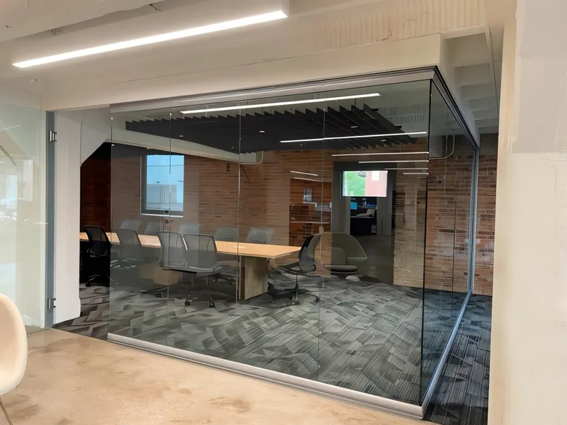 Frameless glass meeting room, manufacturer photo