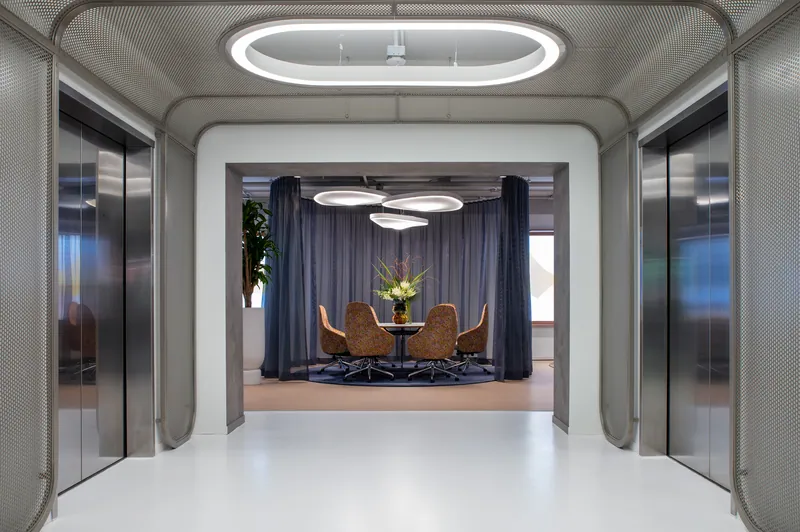 Showroom meeting area, manufacturer photo #61
